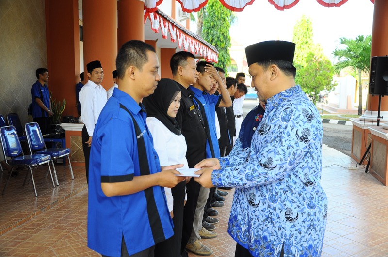 Cinderamata Untuk Purnabakti dan Honorer Teladan