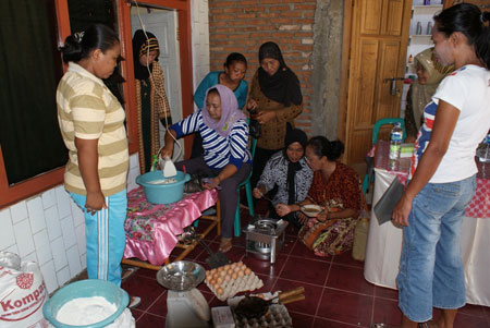 20 Ibu Rumah Tangga Peraih SUKMA Peroleh KUM Pembuatan Kue Tradisional 
